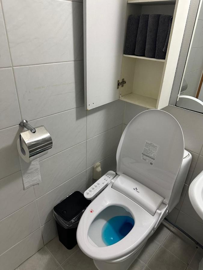 Hongdae Guesthouse 1Min From Hongik Uni Station Exit #1 سيول المظهر الخارجي الصورة