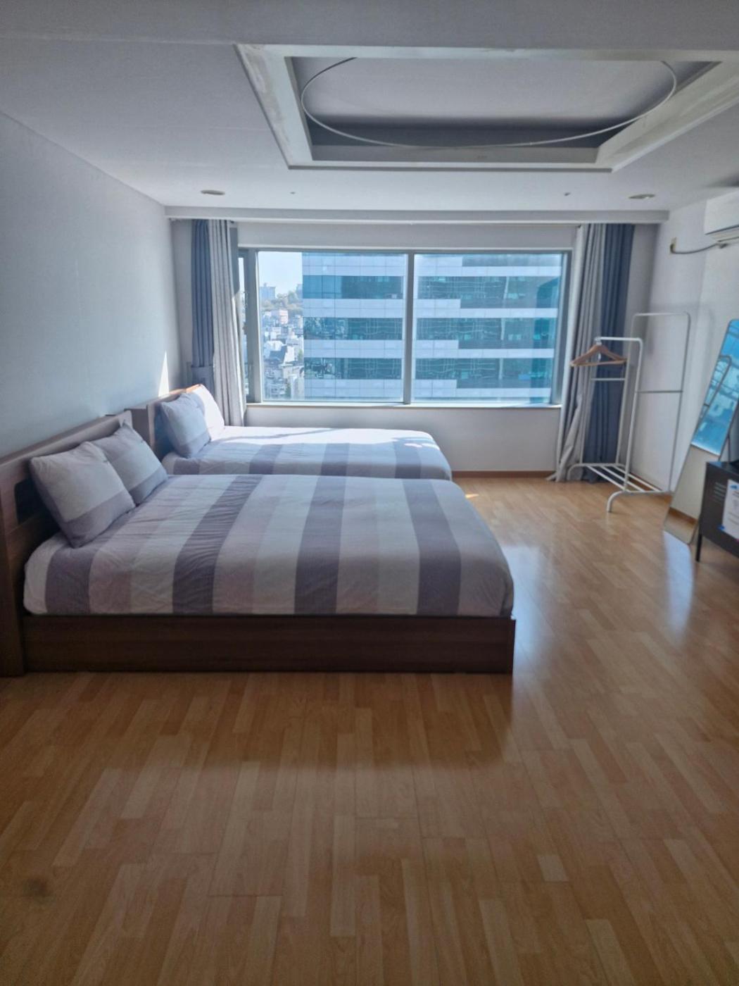 Hongdae Guesthouse 1Min From Hongik Uni Station Exit #1 سيول المظهر الخارجي الصورة